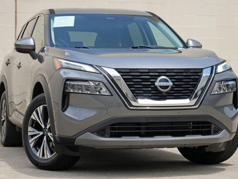 Used 2022 Nissan Rogue SV FWD image 2