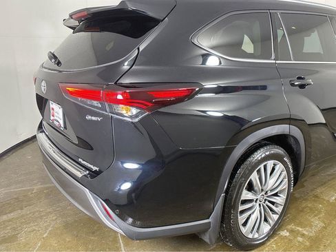 Used 2025 Toyota Highlander Platinum image 19