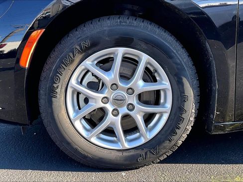 Used 2024 Chrysler Pacifica Touring-L image 8