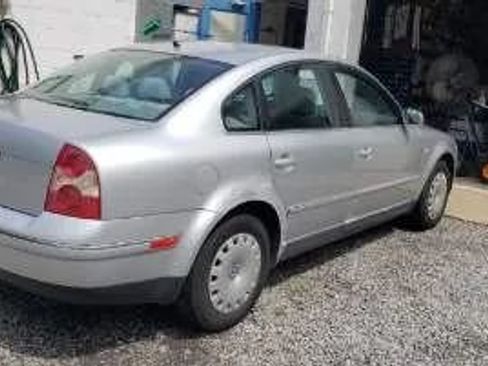 Used 2004 Volkswagen Passat GL FWD image 2