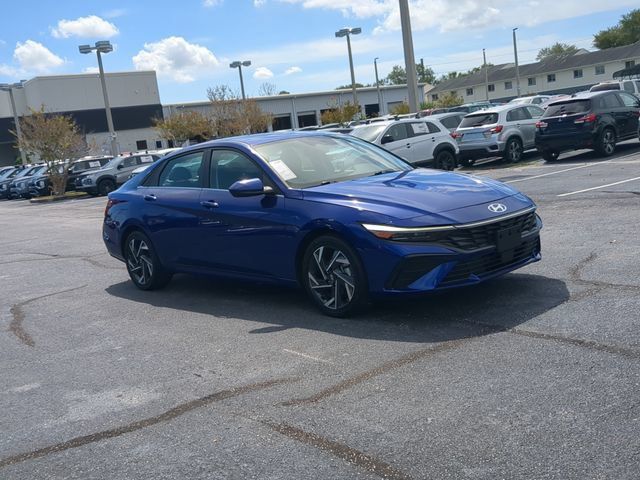 Used 2025 Hyundai Elantra SEL FWD image 4
