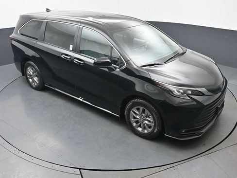 Used 2025 Toyota Sienna XLE image 49