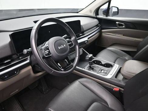 Used 2025 Kia Carnival FWD image 21