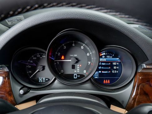 Certified 2025 Porsche Macan AWD/4WD image 22