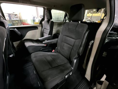 Used 2019 Dodge Grand Caravan SE w/ UConnect Hands-Free Group image 20