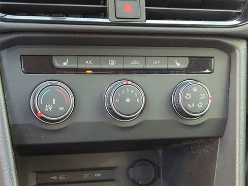 Certified 2022 Volkswagen Taos SE image 22