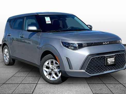 Used 2023 Kia Soul LX w/ LX Technology Package FWD image 2