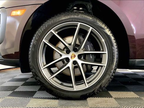 Certified 2024 Porsche Macan w/ Premium Plus Package AWD/4WD image 11