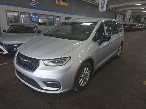 Used 2024 Chrysler Pacifica Touring-L FWD image 3