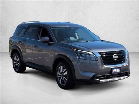 Used 2025 Nissan Pathfinder SL FWD image 3