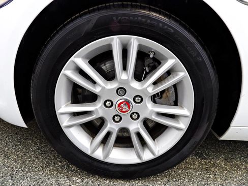 Used 2019 Jaguar XE Premium image 18