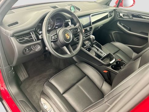 Certified 2025 Porsche Macan AWD/4WD image 4