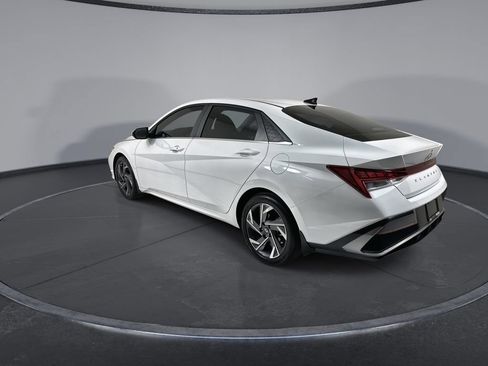 Certified 2025 Hyundai Elantra SEL FWD image 6