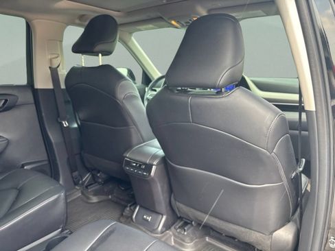 Used 2024 Toyota Highlander XLE FWD image 27