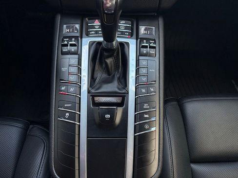 Used 2018 Porsche Macan Base image 31