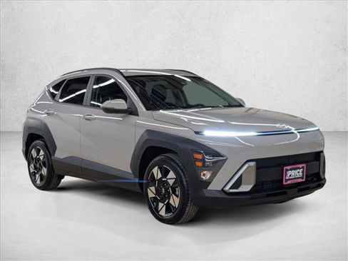 Used 2025 Hyundai Kona SEL image 3