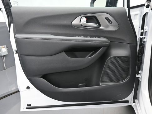 New 2026 Chrysler Pacifica Select image 12