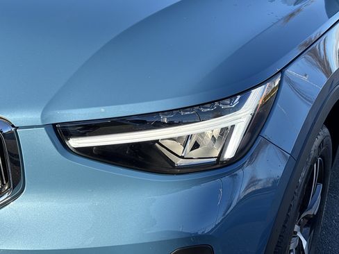 Used 2025 Volvo XC40 B5 Core image 11