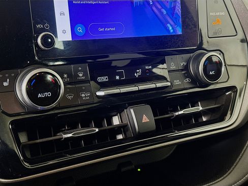 Used 2024 Toyota Highlander XLE image 24