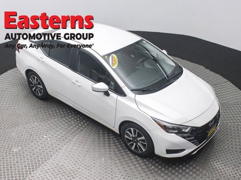 Used 2025 Nissan Versa SV image 3