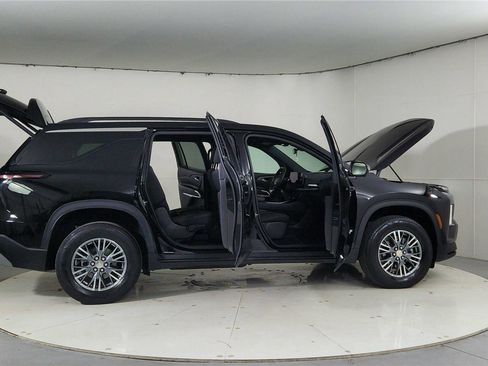 Used 2024 Chevrolet Traverse LT image 12
