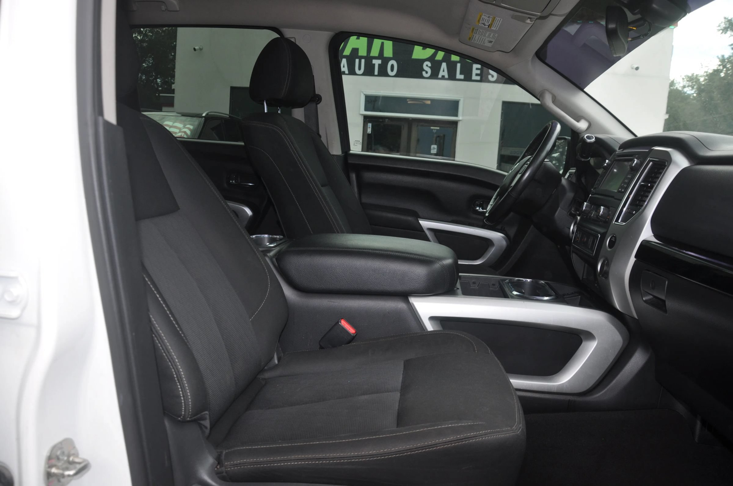 Used 2018 Nissan Titan SV w/ SV Convenience Package RWD image 36