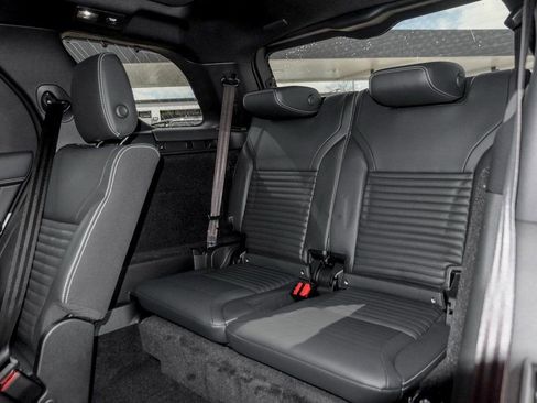 Used 2025 Land Rover Discovery Metropolitan Edition AWD/4WD image 16