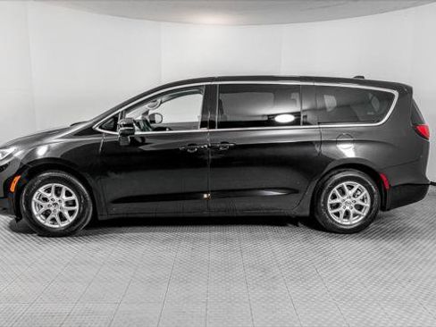 Used 2023 Chrysler Pacifica Touring-L image 3