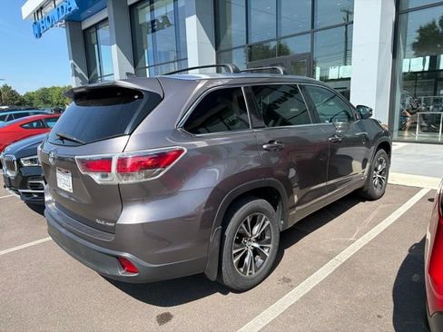 Used 2016 Toyota Highlander XLE AWD/4WD image 3
