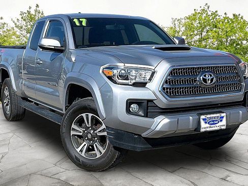 Used 2017 Toyota Tacoma TRD Sport w/ Tow Package (A/T) image 3