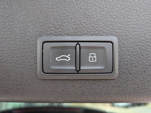 Used 2023 Audi e-tron Premium Plus w/ Premium Plus Package image 40