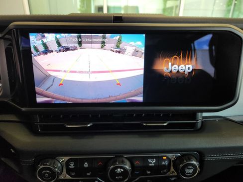 Used 2025 Jeep Wrangler Unlimited Sahara AWD/4WD image 17