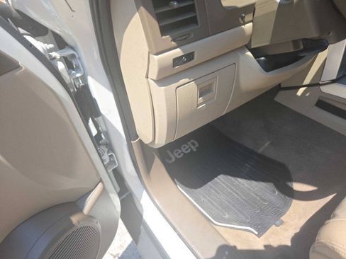 Used 2010 Jeep Liberty Limited w/ Tire & Wheel Group RWD image 32