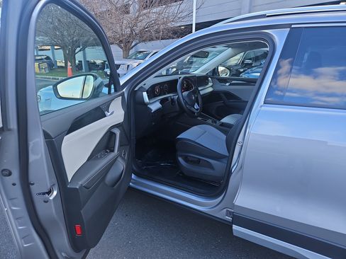 New 2025 Volkswagen Tiguan SE image 11