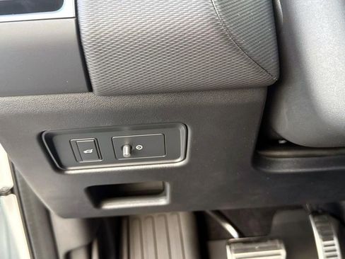 New 2025 Land Rover Discovery Dynamic SE image 30