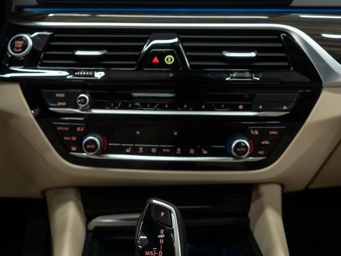 Used 2023 BMW 530e xDrive w/ Premium Package image 19