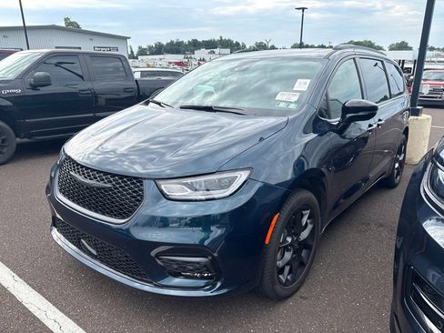 Used 2025 Chrysler Pacifica Limited AWD/4WD image 2