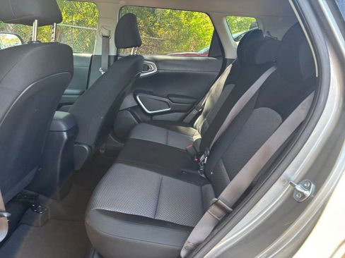 Used 2025 Kia Soul LX w/ LX Technology Package FWD image 24