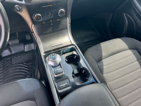 Used 2019 Ford Edge SE FWD image 18