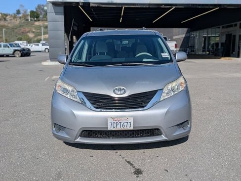 Used 2014 Toyota Sienna LE image 2