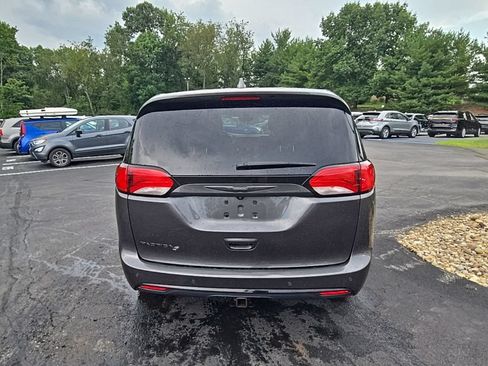 Used 2019 Chrysler Pacifica Touring Plus w/ S Appearance Package FWD image 4