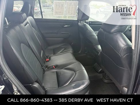 Used 2024 Toyota Highlander XLE AWD/4WD image 25