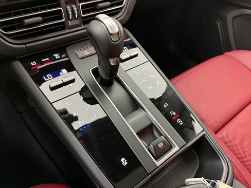 Certified 2026 Porsche Macan AWD/4WD image 26