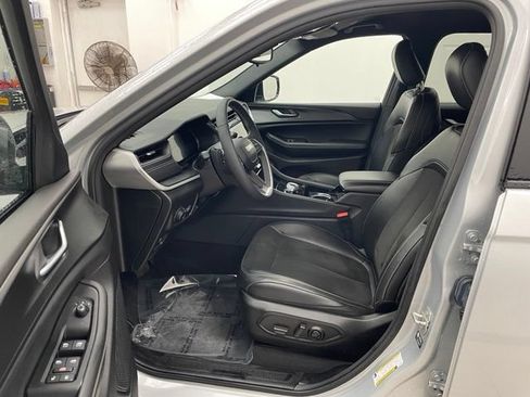 Used 2023 Jeep Grand Cherokee L Laredo AWD/4WD image 8