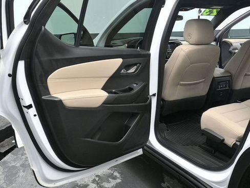 Used 2023 Chevrolet Traverse LS image 14