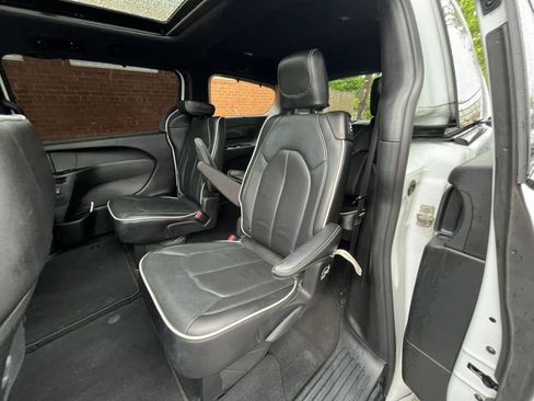Used 2025 Chrysler Pacifica Limited FWD image 41
