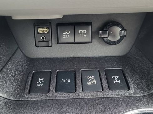 Used 2017 Toyota Highlander XLE AWD/4WD image 19