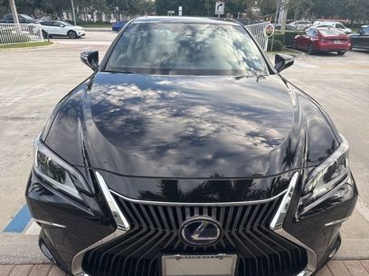 Used 2019 Lexus ES 300h w/ Luxury Package