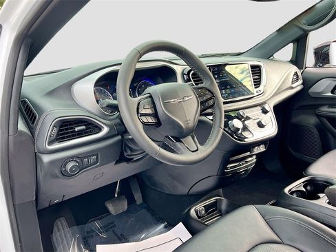 Used 2024 Chrysler Pacifica Touring-L w/ Uconnect Theater Family Group image 9