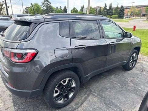 Used 2018 Jeep Compass Trailhawk w/ Leather Interior Group AWD/4WD image 3